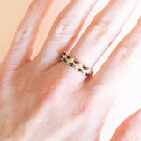 Vintage-Ring aus 18-karätigem Gelbgold mit Saphiren (ca. 0.30 ctw) und weißen Diamantimitatsteinen, 60er/70er Jahre