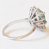 Vintage Gänseblümchen-Ring aus 18 Karat Weißgold mit Smaragd (ca. 0.90 ct) und Diamanten im Brillantschliff (ca. 1.20 ctw), 60er