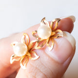 Boucles d'oreilles fleur vintage en or jaune 18 carats avec perles blanches, années 50/60