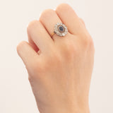 Gänseblümchenring im Art-déco-Stil aus Platin und 12-karätigem Gelbgold mit Saphiren (ca. 0.40 ct) und Diamanten im alten Minenschliff (ca. 0.80 ctw), 20er/30er Jahre