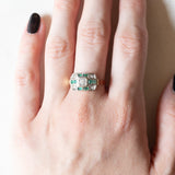 Art-Déco-Ring aus 14-karätigem Gelb- und Weißgold mit Smaragden und Diamanten (zentraler Brillantschliff ca. 0.15 ct), 30er Jahre