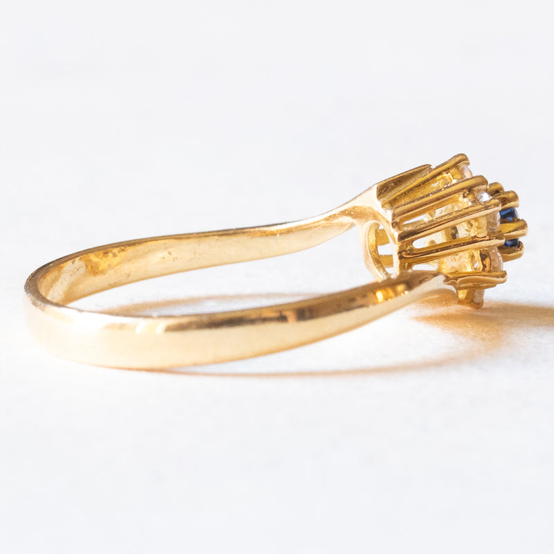 Anello a margherita vintage in oro giallo 18K con zaffiro (0.06ct ca.) e diamanti (0.09ctw ca.), anni ‘60/‘70