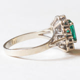 Vintage-Gänseblümchenring aus 18-karätigem Weißgold mit synthetischem Smaragd (ca. 0.75 ct) und Diamanten (ca. 0.05 ctw), 60er/70er Jahre