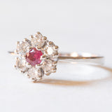 Vintage-Gänseblümchenring aus 14-karätigem Weißgold mit Rubinen (ca. 0.18 ct) und Diamanten im Brillantschliff (ca. 0.35 ctw), 70er Jahre