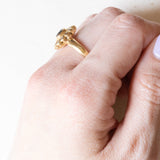 Vintage Gänseblümchenring aus 18 Karat Gelbgold mit Saphir (ca. 0.70 ct) und Diamanten im Brillantschliff (ca. 0.30 ctw), 60er/70er Jahre