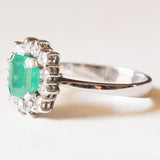 Vintage Gänseblümchen-Ring aus 18 Karat Weißgold mit Smaragd (ca. 0.85 ct) und Diamanten im Brillantschliff (ca. 0.36 ctw), 60er