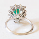 Vintage Gänseblümchen-Ring aus 18 Karat Weißgold mit Smaragd (ca. 0.90 ct) und Diamanten im Brillantschliff (ca. 1.20 ctw), 60er