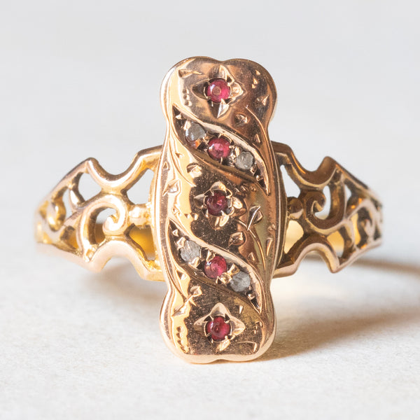 Anello in oro giallo 14K con diamanti di taglio rosetta e paste di vetro rosse, anni ‘40/‘50