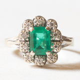 Vintage-Gänseblümchenring aus 18-karätigem Weißgold mit synthetischem Smaragd (ca. 0.75 ct) und Diamanten (ca. 0.05 ctw), 60er/70er Jahre