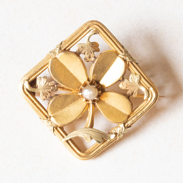 Spilla antica “portafortuna” in oro giallo 18K con perlina bianca, anni ‘30
