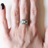 Art-Déco-Ring aus 14-karätigem Gelb- und Weißgold mit Smaragden und Diamanten (zentraler Brillantschliff ca. 0.15 ct), 30er Jahre