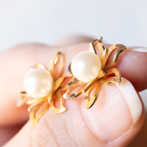 Orecchini a fiori vintage in oro giallo 18K con perle bianche, anni ‘50/‘60