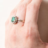 Vintage-Gänseblümchenring aus 18-karätigem Weißgold mit synthetischem Smaragd (ca. 0.75 ct) und Diamanten (ca. 0.05 ctw), 60er/70er Jahre