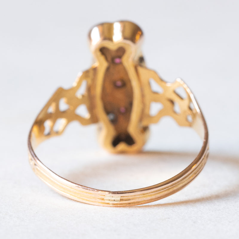 Anello in oro giallo 14K con diamanti di taglio rosetta e paste di vetro rosse, anni ‘40/‘50