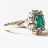 Vintage-Gänseblümchenring aus 18-karätigem Weißgold mit synthetischem Smaragd (ca. 0.75 ct) und Diamanten (ca. 0.05 ctw), 60er/70er Jahre