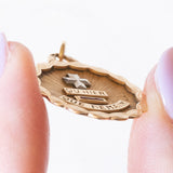 Französischer Vintage-Anhänger „Plus qu'hier que domain“ aus 18 Karat Gelb- und Weißgold mit Rubinen, 60er/70er Jahre