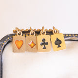 Pendentif vintage en or jaune 18 carats avec émaux bleus et quatre cartes suspendues avec émaux orange et noirs, 60