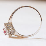 Vintage-Gänseblümchenring aus 14-karätigem Weißgold mit Rubinen (ca. 0.18 ct) und Diamanten im Brillantschliff (ca. 0.35 ctw), 70er Jahre