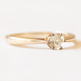 Vintage-Solitär aus 9-karätigem Gelbgold mit grauem Saphir (ca. 0.45 ct), 60er Jahre