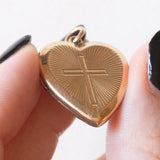 Vintage 9K Gelbgold plattierter Herz-Fotoanhänger aus Metall mit eingraviertem Kreuz, 60er Jahre