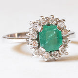 Vintage Gänseblümchen-Ring aus 18 Karat Weißgold mit Smaragd (ca. 0.85 ct) und Diamanten im Brillantschliff (ca. 0.36 ctw), 60er