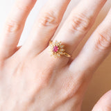 Vintage-Gänseblümchen-Ring aus 18-karätigem Gelbgold mit Rubinen (ca. 0.25 ct) und Diamanten (ca. 0.06 ctw), 60er Jahre