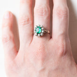 Vintage-Gänseblümchenring aus 18-karätigem Weißgold mit synthetischem Smaragd (ca. 0.75 ct) und Diamanten (ca. 0.05 ctw), 60er/70er Jahre