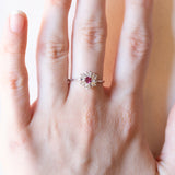 Vintage-Gänseblümchenring aus 14-karätigem Weißgold mit Rubinen (ca. 0.18 ct) und Diamanten im Brillantschliff (ca. 0.35 ctw), 70er Jahre