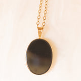 Vintage-Halskette mit Kette aus 9-karätigem Gelbgold und Anhänger aus 9-karätigem Gelbgold mit Mosaik aus Onyx und schmetterlingsförmigem Triplett-Opal