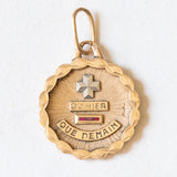 Französischer Vintage-Anhänger „Plus qu'hier que domain“ aus 18 Karat Gelb- und Weißgold mit Rubinen, 60er/70er Jahre