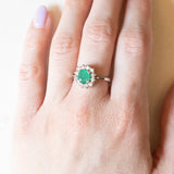 Vintage Gänseblümchen-Ring aus 18 Karat Weißgold mit Smaragd (ca. 0.85 ct) und Diamanten im Brillantschliff (ca. 0.36 ctw), 60er