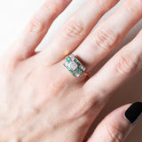 Art-Déco-Ring aus 14-karätigem Gelb- und Weißgold mit Smaragden und Diamanten (zentraler Brillantschliff ca. 0.15 ct), 30er Jahre