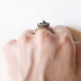 Antiker Ring aus 18 Karat Gelbgold und Silber mit einem zentralen Diamanten im Rosenschliff, Türkisen und Perlen, Anfang des 900. Jahrhunderts