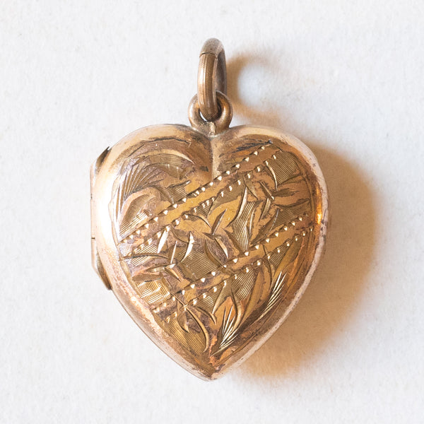 Ciondolo portafoto antico a forma di cuore con lamina in oro giallo 9K su metallo con disegni incisi, anni ‘30/‘40
