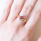 Vintage „V“-Ring aus 18 Karat Gelb- und Weißgold mit Rubin (ca. 0.48 ct) und Diamanten (ca. 0.07 ctw), 60er/70er Jahre