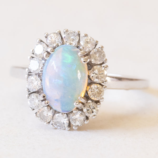 Anello a margherita vintage in oro bianco 18K con opale (1.30ct ca.) e diamanti di taglio brillante (0.52ctw ca.), anni ‘60