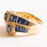 Vintage-Ring aus 18-karätigem Gelbgold mit Saphiren (zentral ca. 0.44 ctw) und Diamanten im Brillantschliff (ca. 0.70 ctw), 60er/70er Jahre