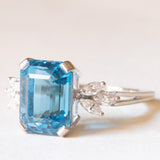 Ring aus 18-karätigem Weißgold mit blauem Topas (ca. 7 ct) und Diamanten im Marquise-Schliff (ca. 0.60 ctw), ca. 80er/90er Jahre.
