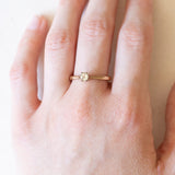 Vintage-Solitär aus 9-karätigem Gelbgold mit grauem Saphir (ca. 0.45 ct), 60er Jahre