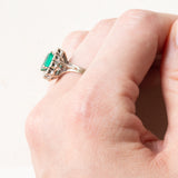 Vintage-Gänseblümchenring aus 18-karätigem Weißgold mit synthetischem Smaragd (ca. 0.75 ct) und Diamanten (ca. 0.05 ctw), 60er/70er Jahre