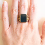 Винтажное кольцо-печатка из желтого золота 8 карат с гелиотропом (кровавым камнем), 50-е/60-е годы