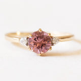 Vintage-Trilogie aus 9-karätigem Gelb- und Weißgold mit synthetischem rosa Spinell (ca. 1 Karat) und weißen Saphiren, 70er/80er Jahre