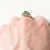 Vintage-Gänseblümchenring aus 18-karätigem Weißgold mit synthetischem Smaragd (ca. 0.75 ct) und Diamanten (ca. 0.05 ctw), 60er/70er Jahre