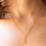 Halskette mit vergoldeter Silberkette und drei Anhängern in Form eines Delfins aus 18-karätigem Gelbgold, eines Ankers aus 18-karätigem Gelbgold und einer Schildkröte aus 14-karätigem Gelbgold