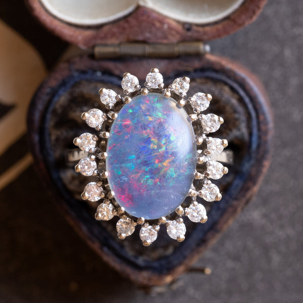 Anello a margherita vintage in oro bianco 14K con opale triplet e diamanti di taglio brillante (0.36ctw ca.), anni ‘60/‘70