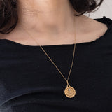 Französischer Vintage-Anhänger „Plus qu'hier que domain“ aus 18 Karat Gelb- und Weißgold mit Rubinen, 60er/70er Jahre