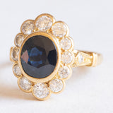 Vintage 18K yellow gold daisy ring with sapphire (approx. 3.20ct) and brilliant cut diamonds (approx. 1.40ctw), 60s