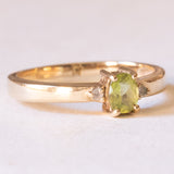 Vintage 9K Gelbgold Trilogie Ring mit Peridot (ca. 0.29ct) und weißem Topas, 60er/70er Jahre