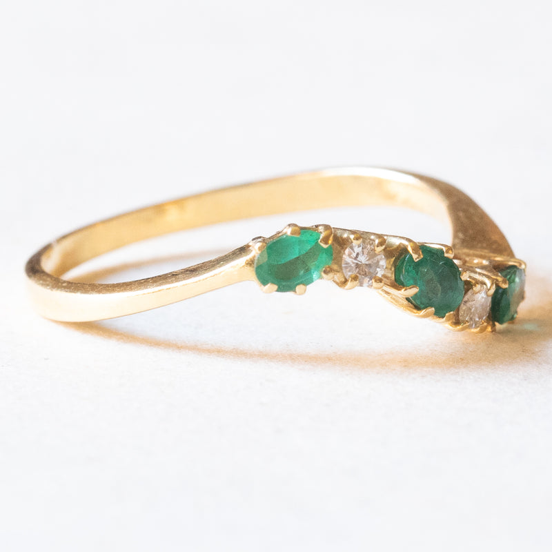 Anello vintage in oro giallo 18K con smeraldi e diamanti di taglio brillante (0.10ct e ca.), anni ‘60/‘70