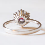 Vintage-Gänseblümchenring aus 14-karätigem Weißgold mit Rubinen (ca. 0.18 ct) und Diamanten im Brillantschliff (ca. 0.35 ctw), 70er Jahre